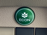 【eコンスイッチ】低燃費運転をサポートするECONモード。スイッチをONすると、エンジンやトランスミッション、A/Cなどを協調制御し、燃費の向上に貢献。エコドライブの効果を高めます。