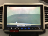 ギヤをR(バック)に入れるとナビの画面に後ろの映像が映るリアカメラ付です。後退時、コンディションが悪い視界でもカラーバックモニターがドライバーをサポートします。