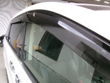 雨天時の換気に役立つドアバイザーを装備。陽射しを遮る効果もありますので、人気の用品です。