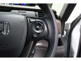 Hondaセンシングの機能のひとつ、アダプティブクルーズコントロール付!アクセルから足を離しても設定したスピードと前車との車間を保ち走行してくれます!車線維持もアシスト☆高速道路で疲労軽減ですね☆