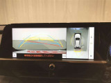 【パノラミックビューモニター】専用のカメラにより、上から見下ろしたような視点で360度車の周囲を確認することができます。