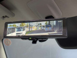 後方のカメラ映像をミラー内に映し出すデジタルルームミラー。後席の乗員や荷物で視界が遮られることなく、常にクリアな後方視界を確保できます。