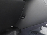 助手席側荷物フック。コンビニなどの買い物袋をサッとかけられて便利。