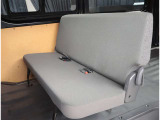 リアシートは可倒式になっていますので、長いお荷物も収納できます!!