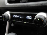 車内の温度管理に便利なオートエアコン☆