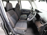 ゆったり室内で運転もしやすいです♪使い勝手の良い配置です。
