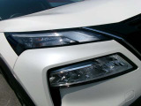 LEDヘッドランプ。夜間ドライブ安心。ハイビームアシスト。ヘッドランプのハイビームとロービームを自動切り替え。常に良好な前方視界の維持をサポート。