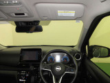 ドライバー目線で、使いやすく安全操作性と良好な視界を実現した運転席です。