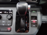 ハイブリッド車特有の小型セレクトノブは軽いタッチでスマートに操作可能です。電子制御パーキングブレーキなのでスイッチを押すだけでパーキングブレーキ解除です。