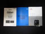 カギをバッグやポケットに入れたままでもドアロックの開閉やエンジン始動ができる『スマートキー』付き!暗くなってもキー穴を捜す必要が無くとっても便利ですから人気の装備です!