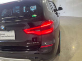 L字型リアコンビランプ:BMWの伝統的なデザインのひとつです。夜間でも誰が見てもBMWとわかる印象的なデザイン。