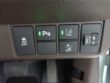 パーキングセンサーや横滑りを防ぐVSA等のスイッチ類は運転席の右側、手の届きやすい位置にあります。