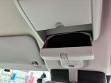 メガネ収納ボックス付き!日差しが強くて運転が困難な時に役に立つ、サングラスの出し入れが簡単で便利なので是非お試しください!