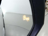 【BSM(ブラインドスポットモニター)】・・・隣の車線を走る車両をレーダーで感知。車両を感知するとドアミラーに搭載されたLEDインジケーターが点灯。