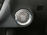 【プッシュスタート】スマートキーを携帯して、ブレーキを踏みながらスタートスイッチを押すだけでエンジンがかけられます。