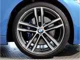 【BMWアロイホイル】軽量かつ強度に拘ったアロイホイル。走行性能ポテンシャルを引き出す設計。車の足元を引き締めてくれる大きなポイントはアロイホイルです。