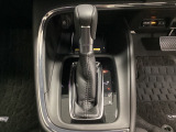「e:HEV」は、モーター走行を中心にしながら電気エネルギーやエンジン動力を最も効率よく使い分けることができる賢いハイブリッドシステムです。サイドブレーキはスイッチ操作の電子制御パーキングブレーキです