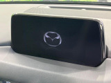【マツダコネクトナビ】車内の雰囲気にマッチした一体型タイプのナビ。各種車輌設定やBluetooth再生等、様々な機能が楽しめます。直感的なダイヤル操作が可能で、使い勝手も良好です。