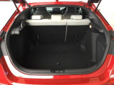 広々としたトランクスペースを備えており、日常の買い物から旅行の荷物までしっかり収納。使い勝手の良い荷室で、さまざまなシーンに対応できます。