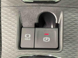 指先だけで簡単に操作が可能な電動パーキングブレーキを採用。「HOLD」スイッチを押すと、渋滞や信号待ちなどでブレーキペダルから足を離しても、ブレーキを保持するので安心です