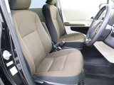 高いホールド性で運転姿勢が安定します。長距離ドライブでも疲れにくいのが魅力です。快適なドライビングライフをお送りください♪