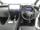 運転席からの視界はこんな感じです☆お気軽にご来店いただき、実際に座って是非お確かめください。ドライバーに寄り添う快適な操作フィールをもたらすステアリングです。