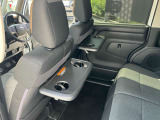 運転席と助手席のシートバックに収納式のトレイ付きドリンクホルダーを装備しています。ドライブの時など便利です。