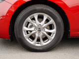 標準装備の純正15インチアルミホイール。タイヤサイズは185/65R15です。