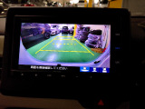 バックカメラの画像です。ガイドラインがスムースな車庫入れをサポートいたします。車庫入れの安心感がアップしますね。