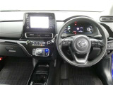 運転席からの視界はこんな感じです☆お気軽にご来店いただき、実際に座って是非お確かめください。ドライバーに寄り添う快適な操作フィールをもたらすステアリングです。