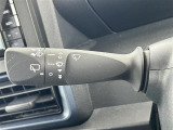 【オートワイパー(AUTO)】雨が降り出した時に、雨滴検出用センサー(レインセンサー)が雨滴を感知すると、自動でワイパーが動作します。
