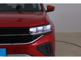 LEDマトリックスヘッドライト IQ.LIGHT:フロントカメラで対向車や先行車を検知し、マトリックスモジュールに搭載された32個のLEDを個別に制御することで最適な配光を行います。