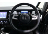 運転中もハンドルでの操作が可能です。特に高速道路等の目が離せない運転時には、便利さだけでなく、安全性も兼ね備えております。