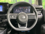 インテリアに合わせたデザインのステアリングは、運転される方のことも考え、運転しやすい形状、大きさです。是非一度、実際に触ってお確かめください。