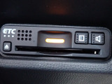 ■【ETC車載器】が装備されています。セットアップをしてお渡しとなり、ETCカードを差し込むだけで高速道路の利用が可能です。