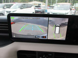 アラウンドビューモニターも装備しております。ご覧のように車体を真上か見たような映像なので、車庫入れの苦手なお客様ももうご心配いりません。