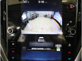 後方映像を11.6インチディスプレイに表示し、ステアリング連動ガイドラインが駐車をサポート。さらに後退時はリヤ4センサーが障害物を検知し、必要に応じてブレーキが作動します。