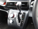 インパネシフトだから視線の移動も少なく足元もスッキリ。運転席もゆったりしているのでゆとりを持ってドライブできますね。