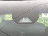 【ホンダセンシング】走行中に前方の車両等を認識し、衝突しそうな時は警報とブレーキで衝突回避と被害軽減をアシスト。より安全にドライブをお楽しみいただけます。