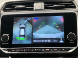 【アラウンドビューモニター】車を上から見下ろしているかのような映像で周囲の状況がひと目で確認、狭い駐車場に駐車するときも安心です♪