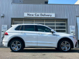 TIGUAN TSI 4MOTION R-LINE。パールホワイトカラーです。弊社管理顧客様からの下取車が新入庫致しました。1000キロ未満の走行距離の低走行車でございます。