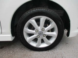 日産純正のアルミホイールが装着されてます。ボディデザインとマッチしておりおしゃれです。