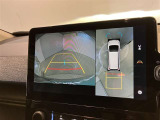 複数のカメラの映像をもとに、クルマを真上から見ているような映像をドライバーに提供し駐車をサポートする機能です。