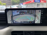 フロント+サイドビュー/リヤ+サイドビュー(写真はフロントビュー)で車両の左右側面が際まで見える。狭い道でのすれ違い時や幅寄せなど、車の左右の間隔が掴みやすくなり、壁や対向車との接触防止をサポート
