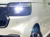 【LEDヘッドライト】悪天候や夜間走行時も良好な視界を確保し安心して運転できる高輝度LEDヘッドライトを装備!点灯速度が早く、消費電力も抑えられています。