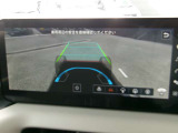 車の下が見える。インビジブルフードビュー。死角となる直前の障害物もスムースに回避。接触などを未然に防ぎます。