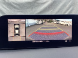 狭い場所での駐車やすれ違いなどでより的確な運転操作に役立つ360&deg;ビューモニターが装備されています。
