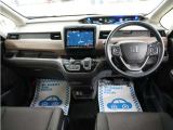 運転にかかわる様々な操作を安全に行えるように視点移動が少なく、操作性に配慮されたスイッチ類が凝縮されたコクピットです。