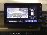 バックギアに入れますとご覧のような画像に自動的に切り替わります。車庫入れ時に役立ちます。