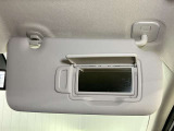 【運転席サンバイザー】鏡が付いているのでメイク直しなどにも便利★